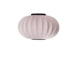 Oval lampe i lys pink med lodrette striber og tekstureret overflade til loft eller væg.